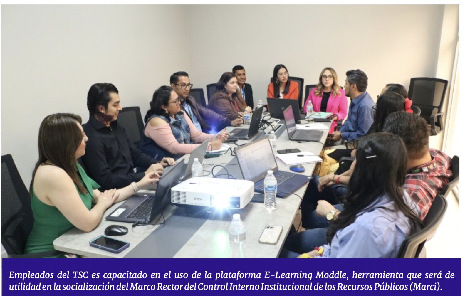 Personal del Tribunal Superior de Cuentas durante una sesión de capacitación en el uso de la plataforma, en una sala con computadoras portátiles y un proyector.
